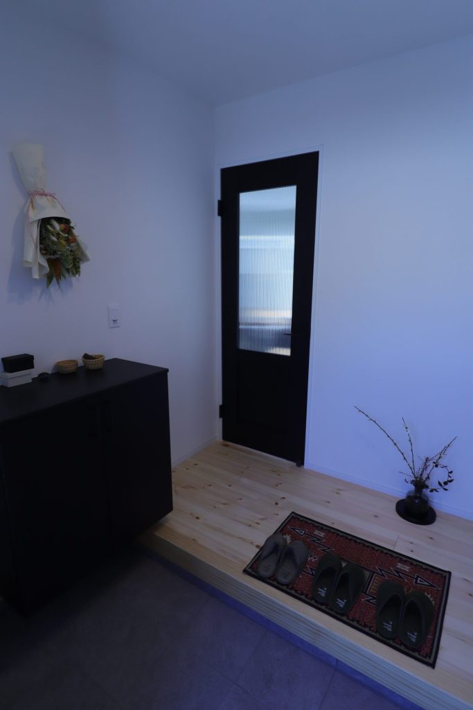 BLACK＆シンプルな家 玄関 画像